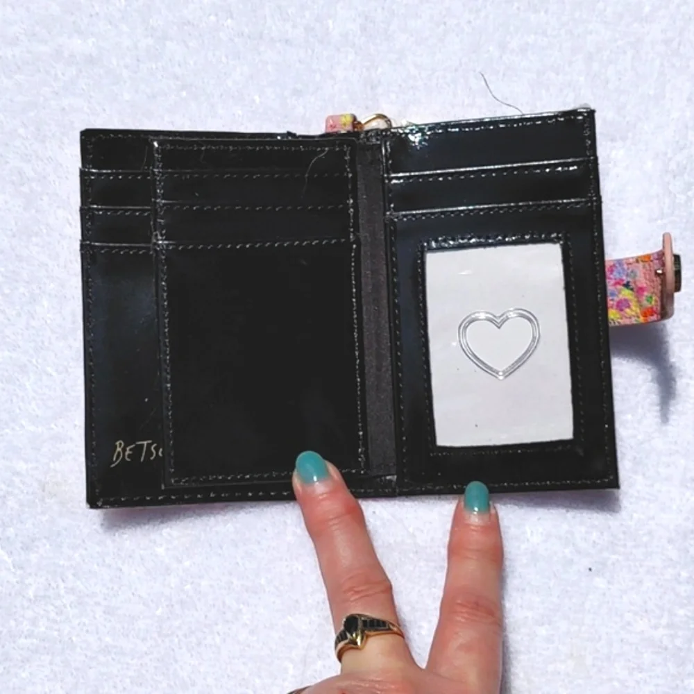 Betsey Johnson XOLeah Card Case (2319)